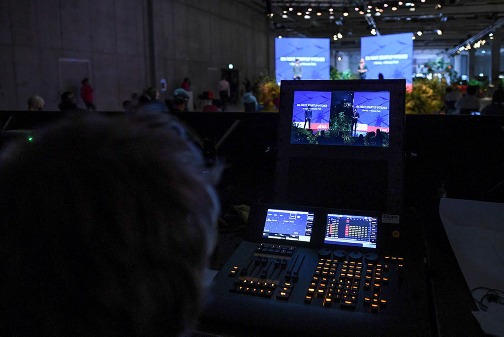 展覽期間不少 Keynote 都是現場以 Live 形式製作，影視製作接近電視台規模。