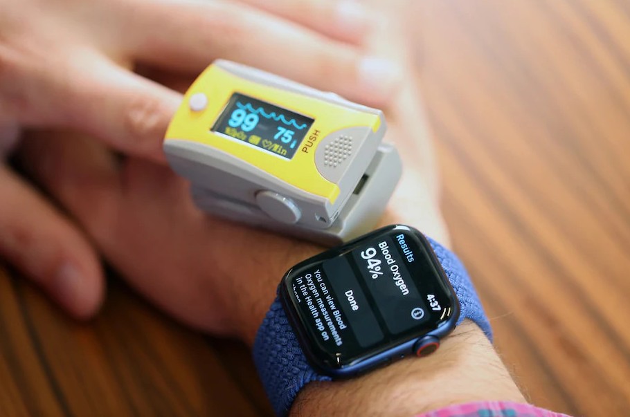 以 Apple Watch 和 FDA 認可的血氧儀作比較，平均會有 2~3%的差距