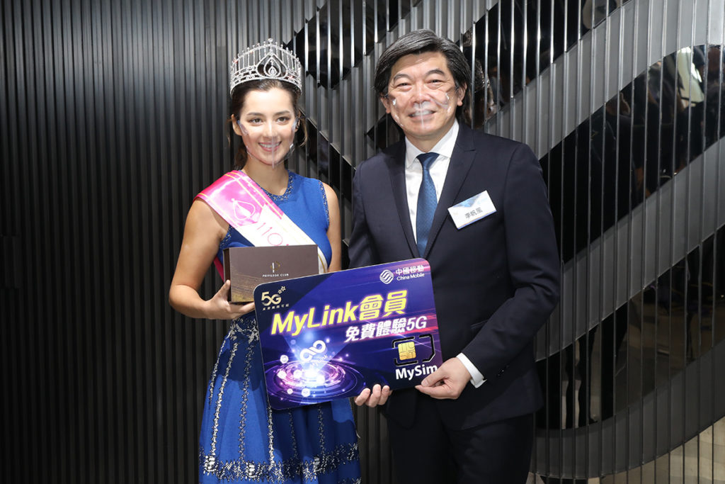 《2020香港小姐》冠軍謝嘉怡獲頒「360度最奪目小姐」獎項。