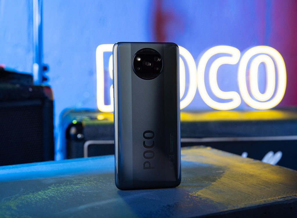 POCO X3 NFC 機背三段式設計並在中間位置加入細紋與 POCO 字樣，將機身外觀年輕化。