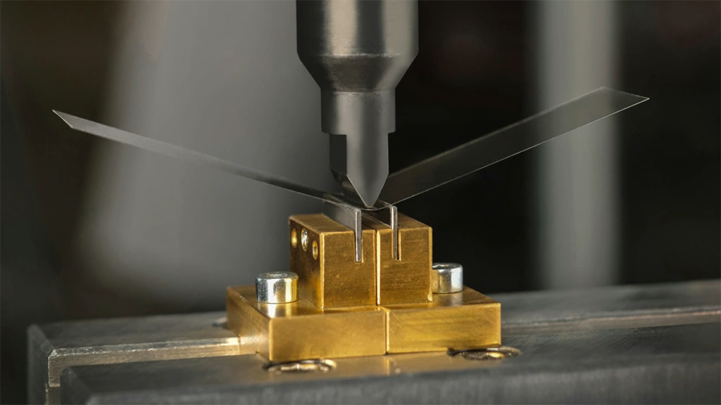 德國廠商 Schott AG 目前已開發出彎曲半徑低於 2mm 的 UTG 玻璃 Xensation Flex。（圖片來源：Schott AG）