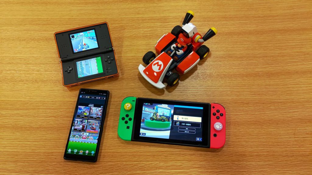 幾代手提版嘅《Mario Kart》，左上角就係NDS 版嘅《Mario Kart DS 》，左下角係手遊版嘅《Mario Kart Tour 》，右邊唔使 講都知係最新嘅Switch 版《Mario Kart Live 》啦。