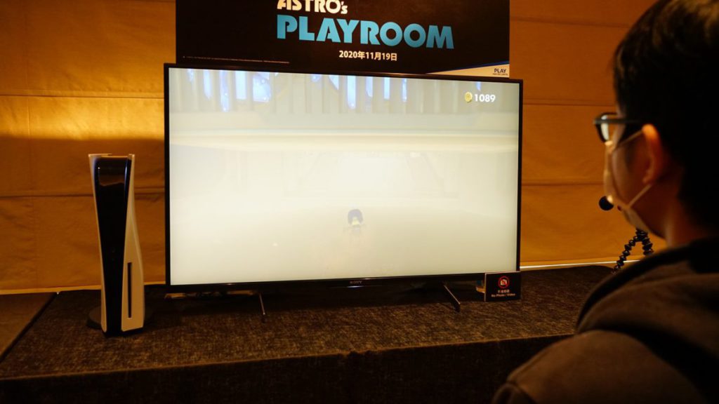 穿過沙塵暴時，DualSense 除了將沙地的觸感帶到玩家手上外，內置喇叭亦播出強烈的風聲。