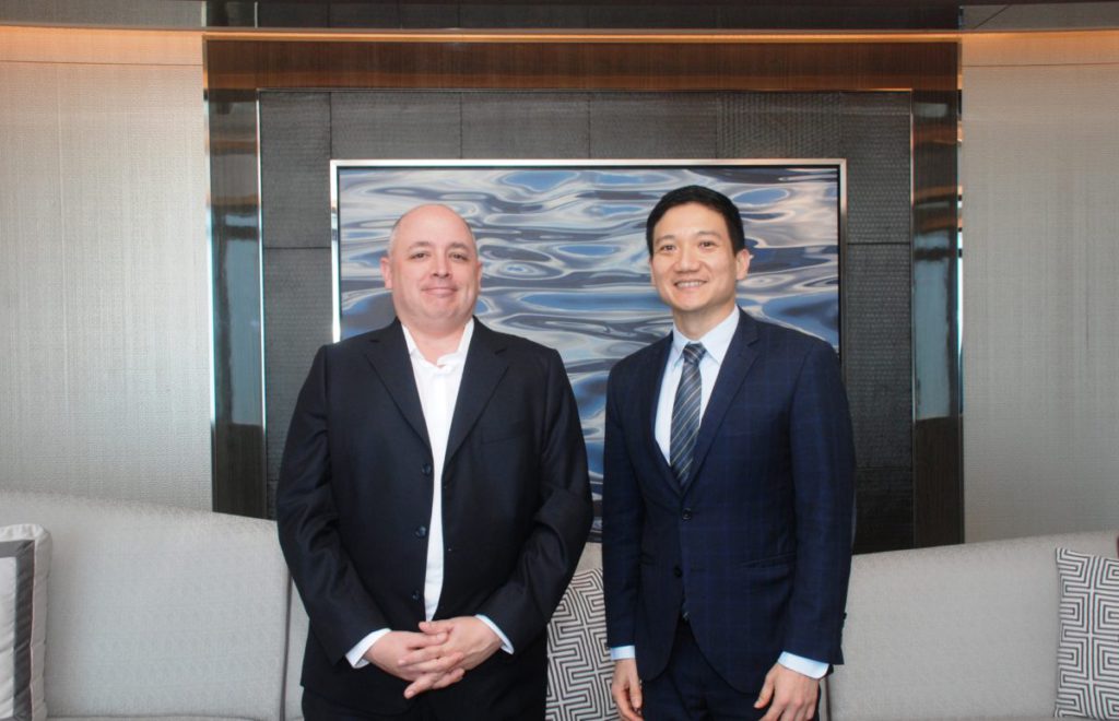 受訪的高級副總裁兼資訊總監 Mr. Avery Palos （左）及數碼轉型副總裁林倡堯先生 （ Mr. Chang Lim ）（右）。