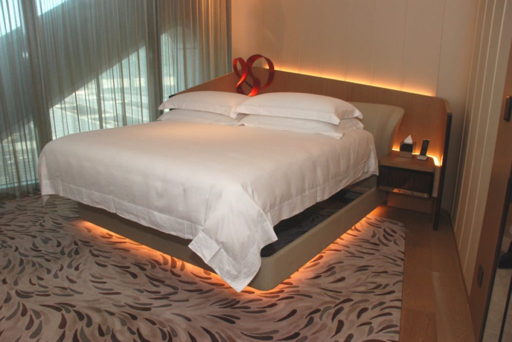 睡床特設智慧升降系統，方便員工更換床鋪及被套等等。