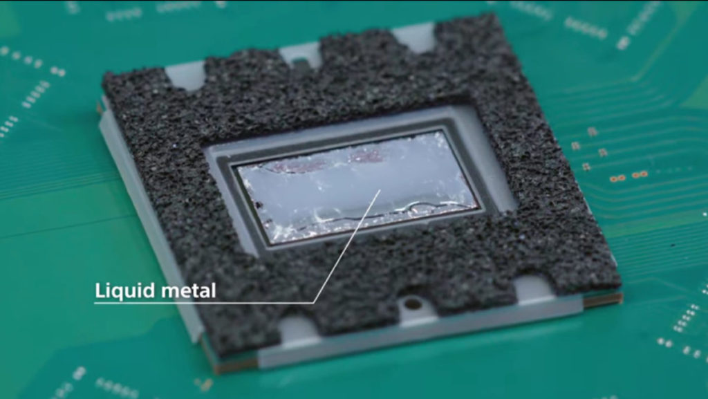 為了提升散熱效能， Sony 在 SoC 與大型散熱片之間用上了液態金屬作傳導媒介。 Sony 指為了使用液態金屬花了兩年時間籌備。