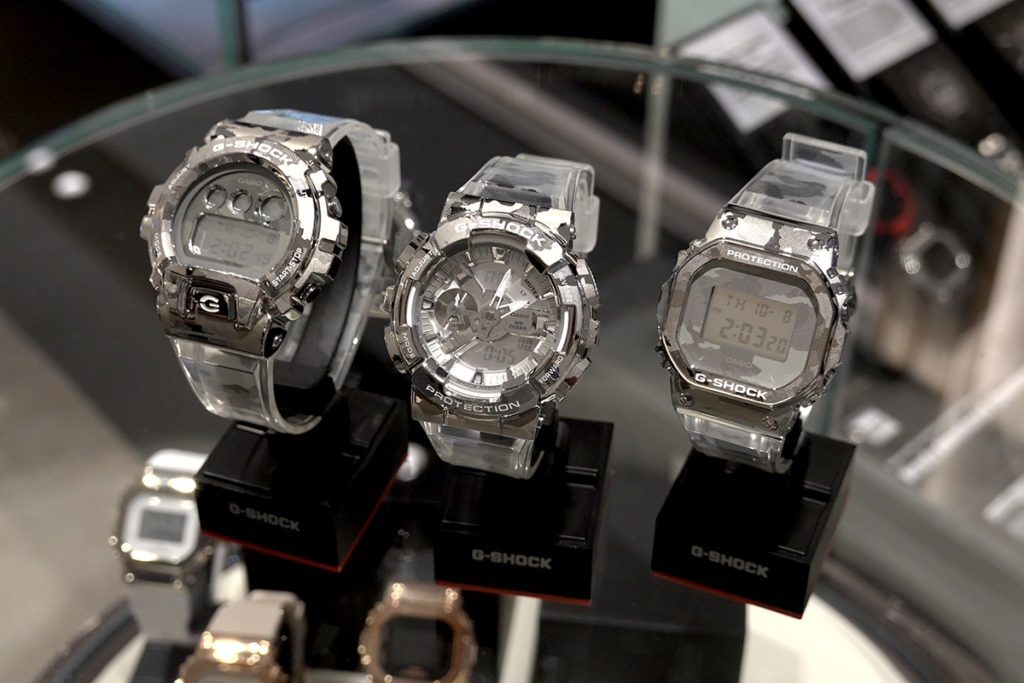 另 G-Shock 還有用上鈦金屬的 GMW-B5000TCF-2，錶殻及錶帶都玩鐳射迷彩圖案，頗為獨特。