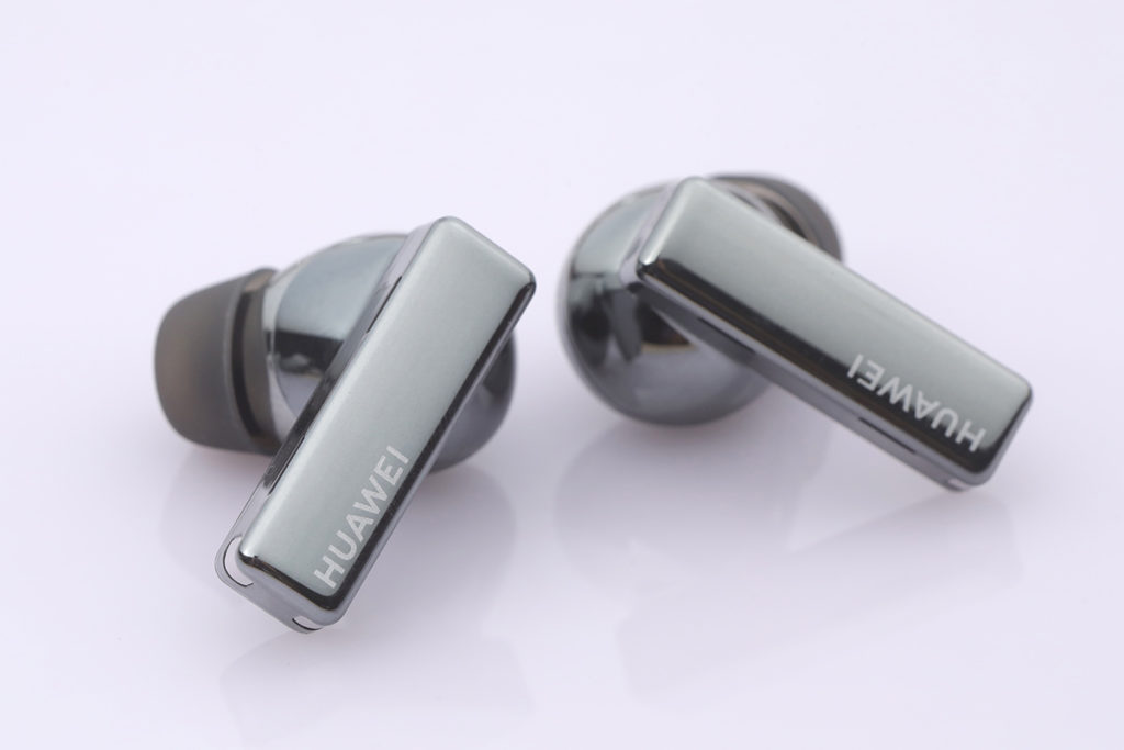 HUAWEI FreeBuds Pro 擁有亮麗外形，耳機與便攜式充電器具備極高質感。