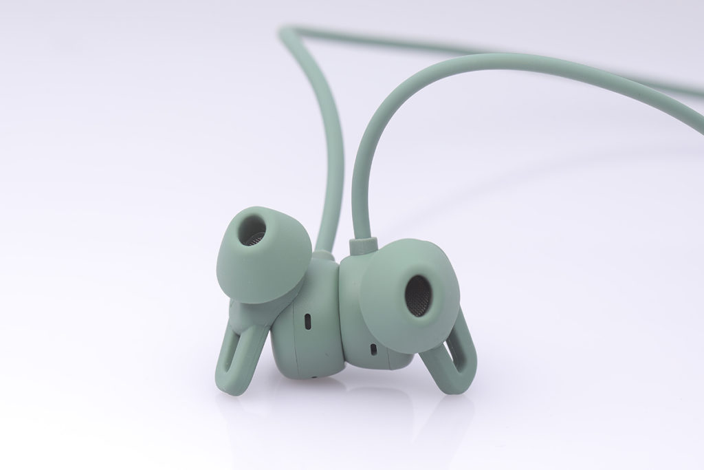 耳塞帶有磁力設計，當分開即會連接手機，快速接聽電話或享受音樂；雙吸即會斷開連接，音樂播放亦暫停，讓用戶可節省耳機電量。