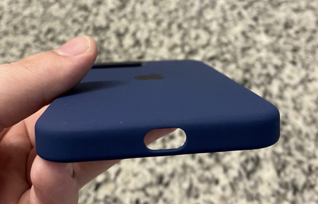 有外國網民在 Reddit 指收到 Apple 官方的 iPhone 12 機殼發現沒有在底邊喇叭位置開孔。