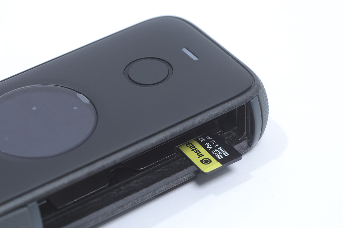 拆出電池會見到 microSD 卡槽，記住要用 V30 的卡來拍片。
