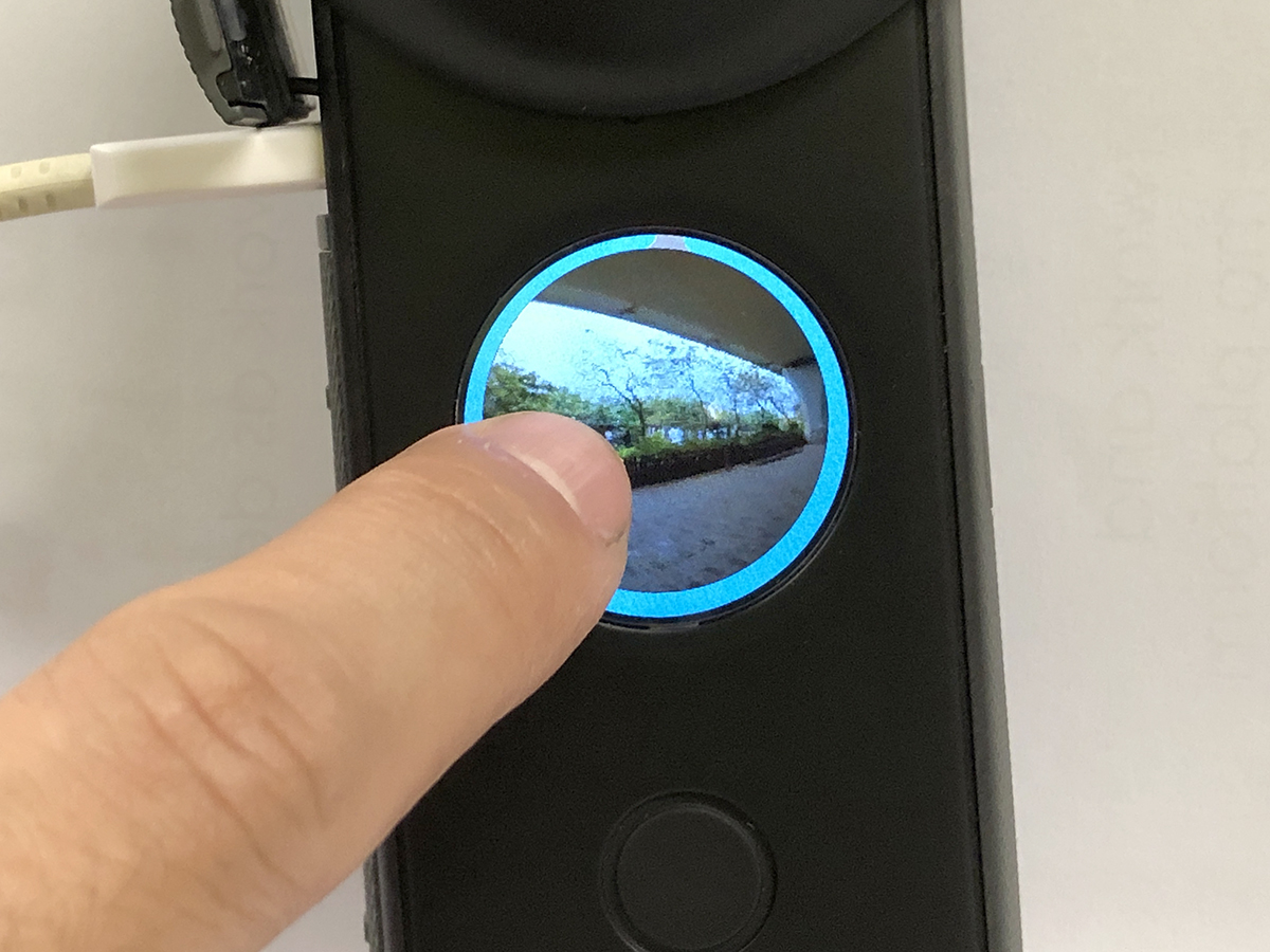 ONE X2 的 1” 屏幕為觸控設計，可即時滑動觀看 360° 取景，或播放時滑動至不同角度。