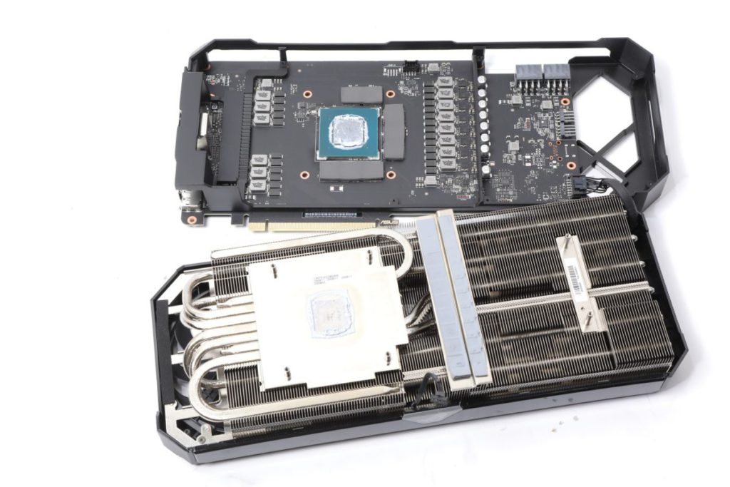 拆開散熱器，可見自家的PCB設計，而且散熱器與GPU之間的接觸面亦不小。