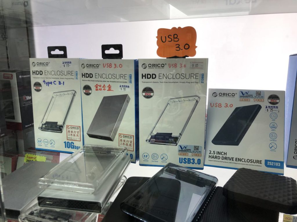 現成的外置SSD價錢都不算貴，而自行組裝最簡單只需買個2.5吋外置硬碟盒即可。