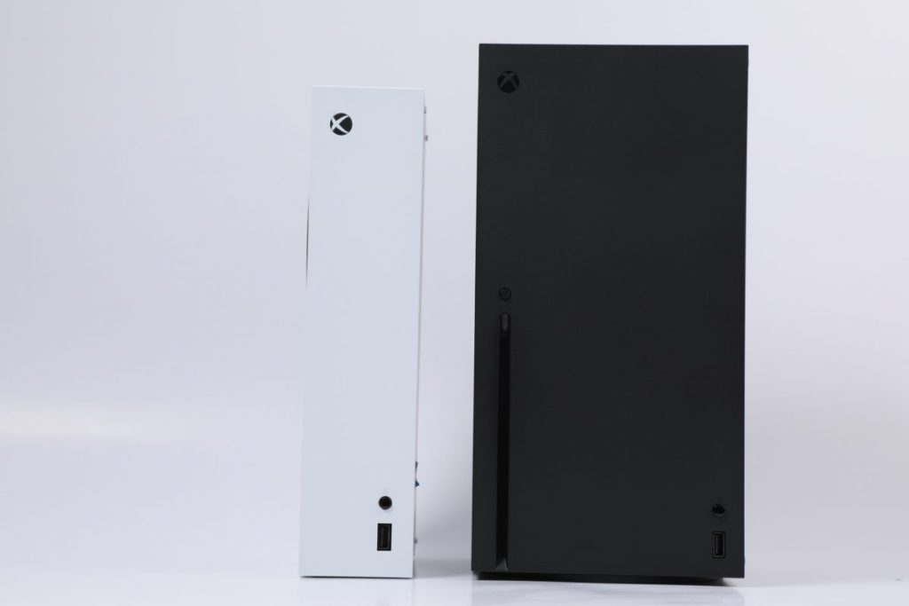 Xbox Series X|S 兩機高度比較。