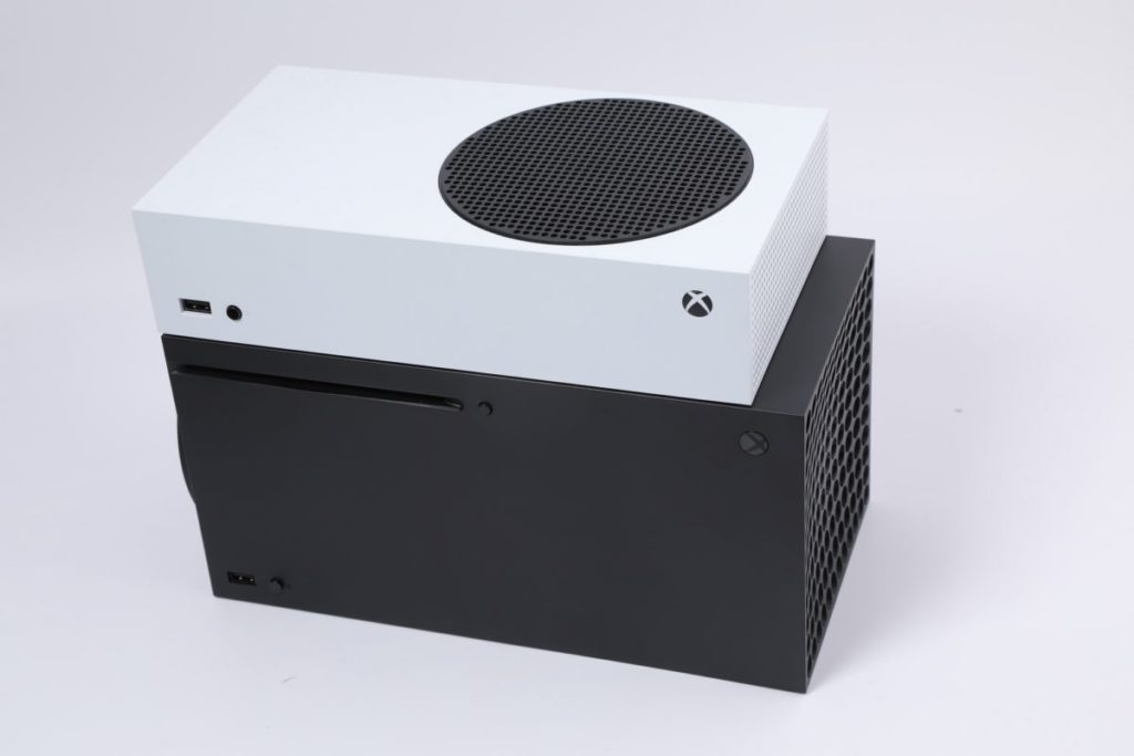 Xbox Series X|S 兩機疊放比較一下大小。