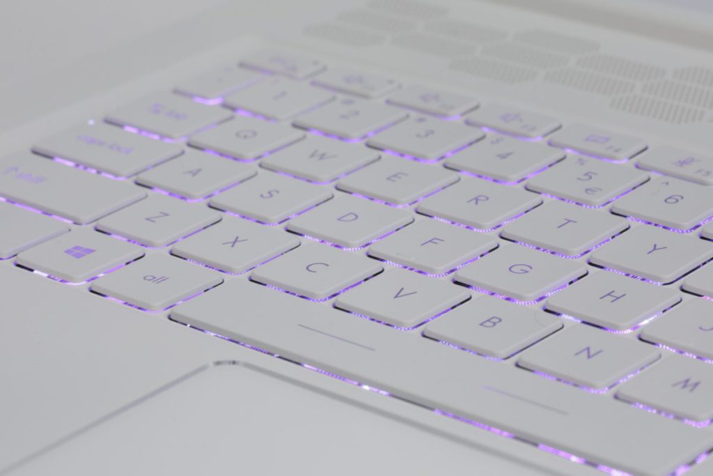 鍵盤設有變色 RGB 呼吸燈光作為點綴。