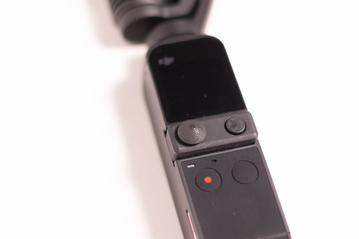 Pocket 2 設有迷你遙控杆，無需透過觸控屏幕控制。