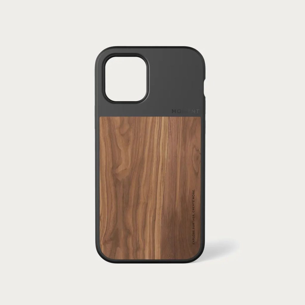 這款木紋 iPhone 12 MagSafe 手機殼設計典雅。