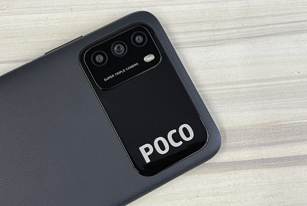 印有「 POCO 」字樣飾片配襯三鏡 AI 主攝，是 POCO 手機少見的設計。
