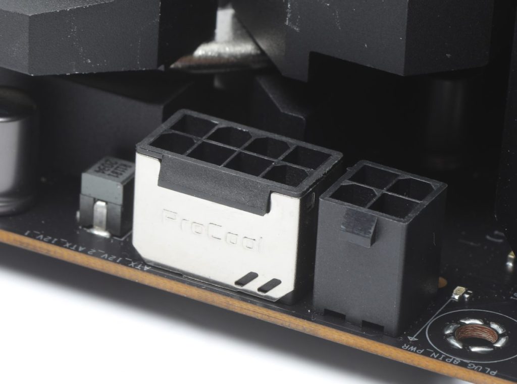 8+4-pin CPU Power Connector，其中 8-pin 是經過金屬加固的 ProCool II 強化頭。