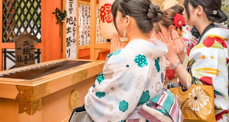 每逢新年或節慶，日本民眾都會到了神社或廟宇參拜
