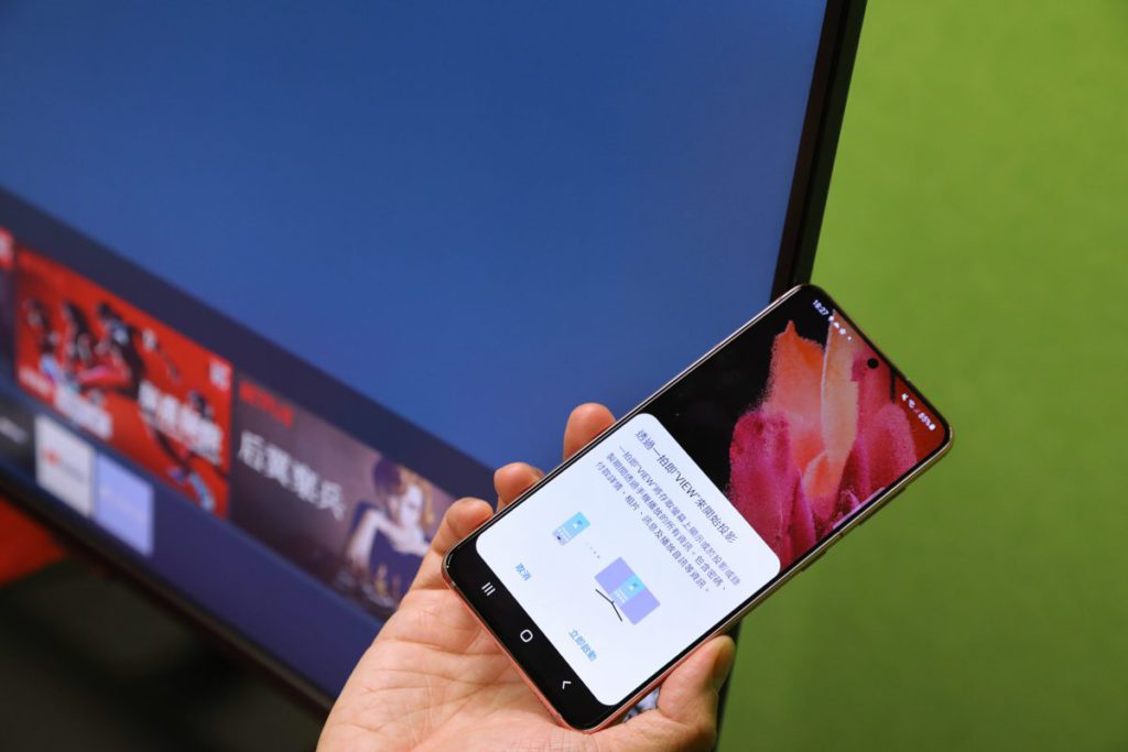 只要用指定型號 Samsung 電話於 Smart Monitor 旁邊一拍，就可以開啟 Dex 模式將手機變成電腦。