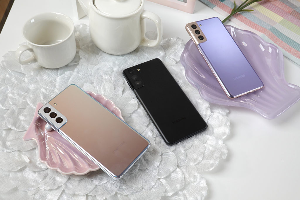 Samsung Galaxy S21+ 就備有幻影黑、幻影白與幻影紫三款。