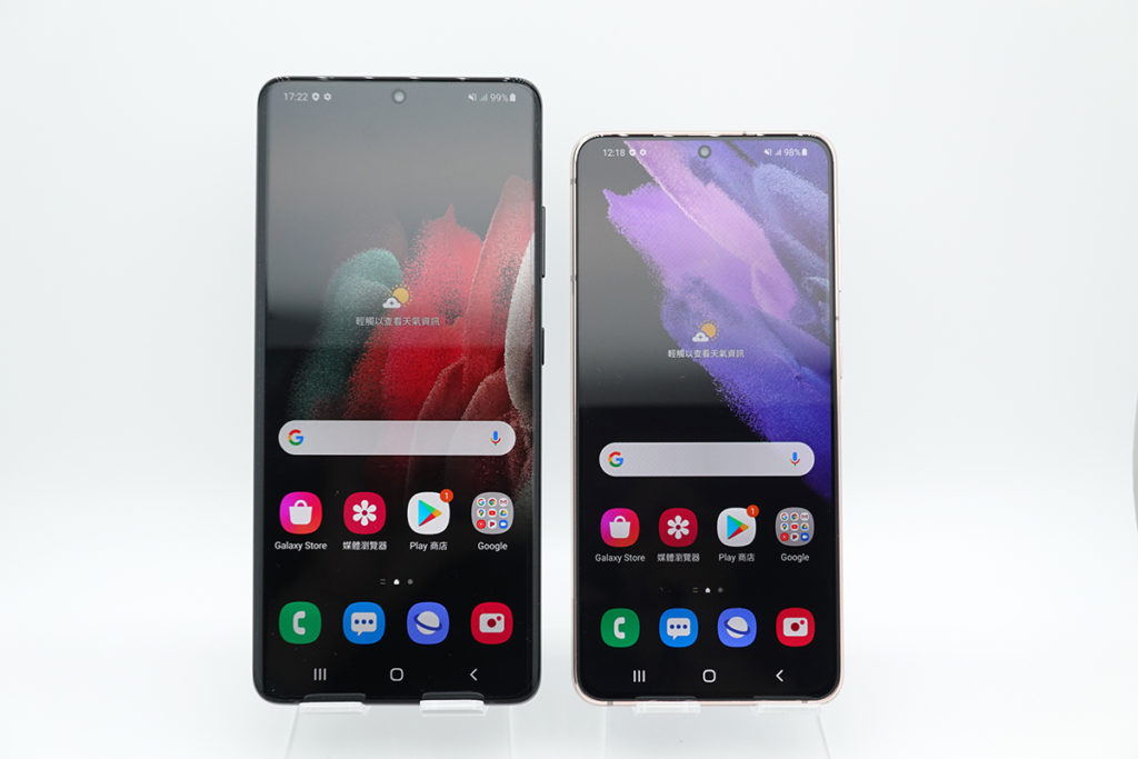 與 Galaxy S21 比較下可見機身不是大太多， Galaxy S21 Ultra 也是使用雙曲面屏幕，弧度與 Galaxy Note20 Ultra 相若。