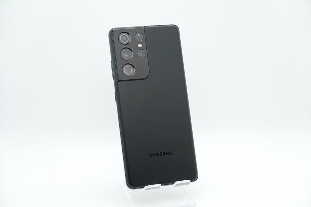 Galaxy S21 Ultra 使用霧面玻璃機背，「幻影黑」全黑的「黑魂」造型會非常型格。