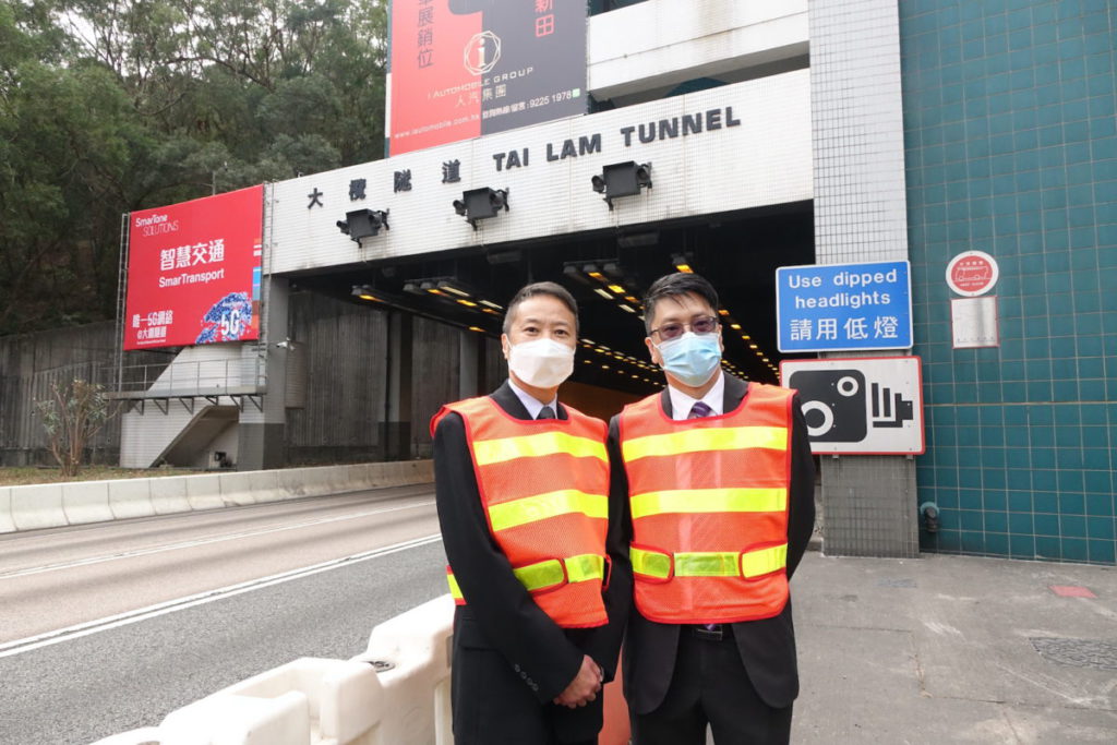 梁文畧（左）和張富枝（右）一同介紹在大欖隧道新設的 5G 智慧交通安全管理系統。