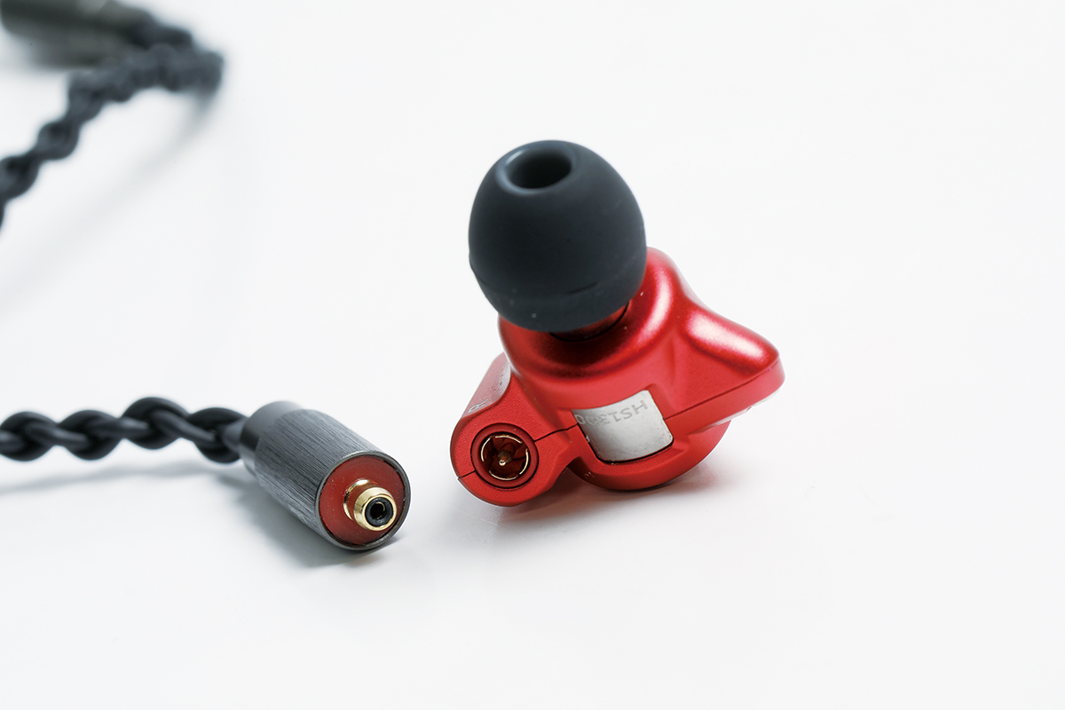 Pentaconn Ear 換線插頭，跟 MMCX 相似，但相比之下會更易裝拆和更穩固。