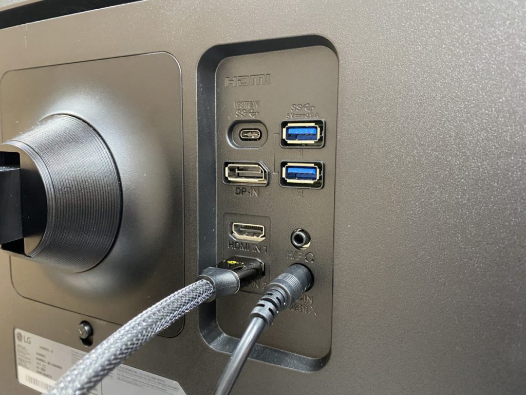  配備USB-C端子，可接連電腦直接輸出畫面，資料傳輸及充電。