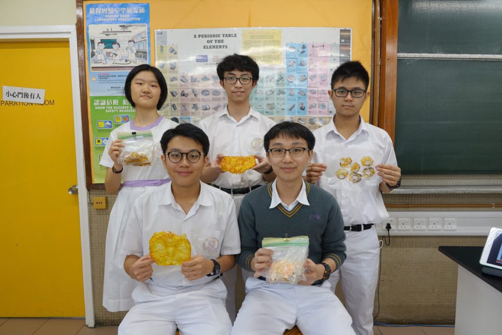 李忠誠、李永康、梁浩然、梁智朗和黃彥琳五位同學組隊製作無塑「蟹膠布」，同學 們認真講解當中所涉及的科學過程及原理。