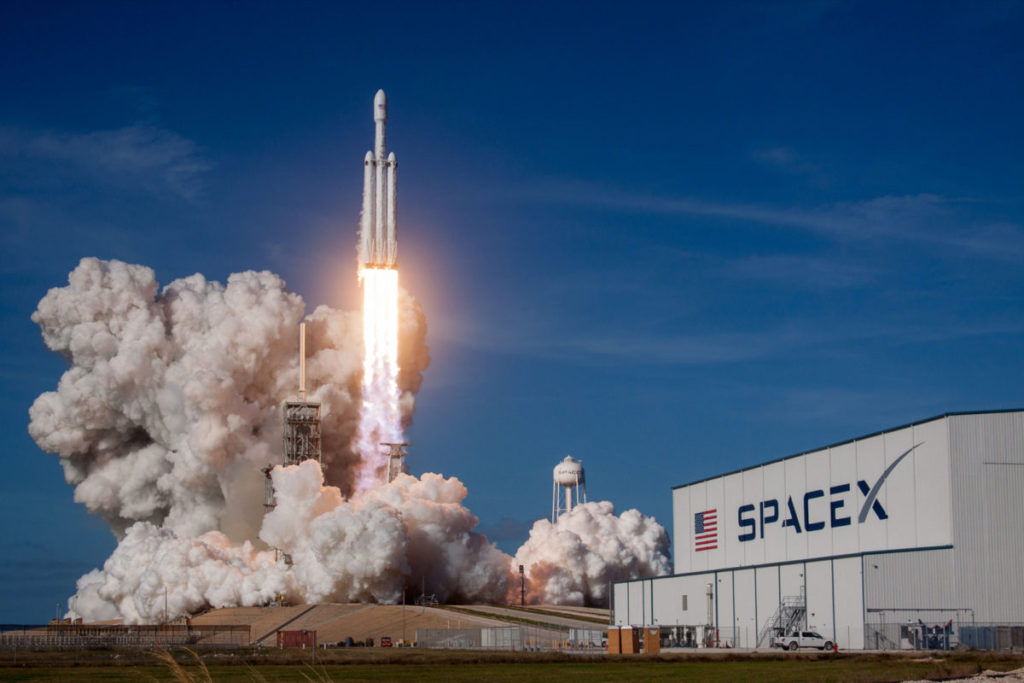 SpaceX用再回收火箭發射低軌道衛星，提供衛星寬頻上網。