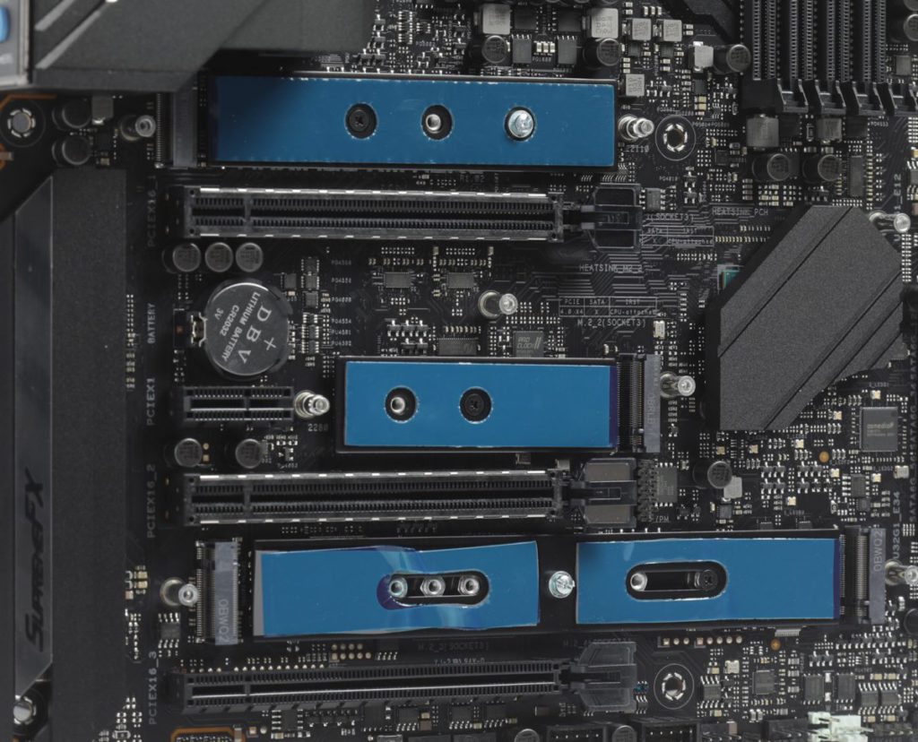 高階的 Intel Z590 主機板已開始提供 4x M.2 Socket 。圖為 ASUS ROG MAXIMUS XIII HERO 主機板。