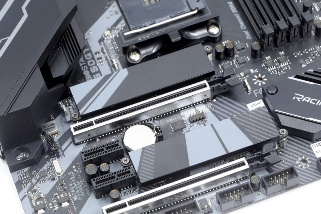 雙 PCI-E x16 + 雙 M.2 功能，皆加入金屬加固及加強散熱。
