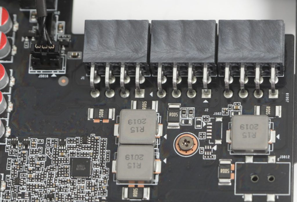 特別改為 3x 8pin PCI-E 供電加強超頻能力