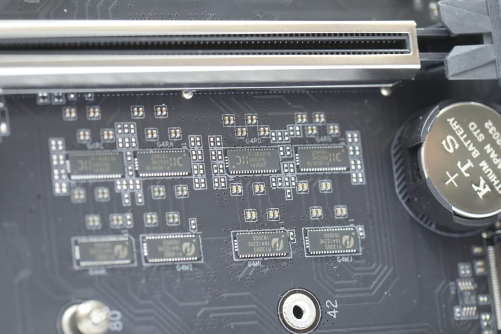 不惜工本加入 PCI-E Lanes Switch 晶片，以支援完美的 PCI-E 4.0 x8/x8 功能。