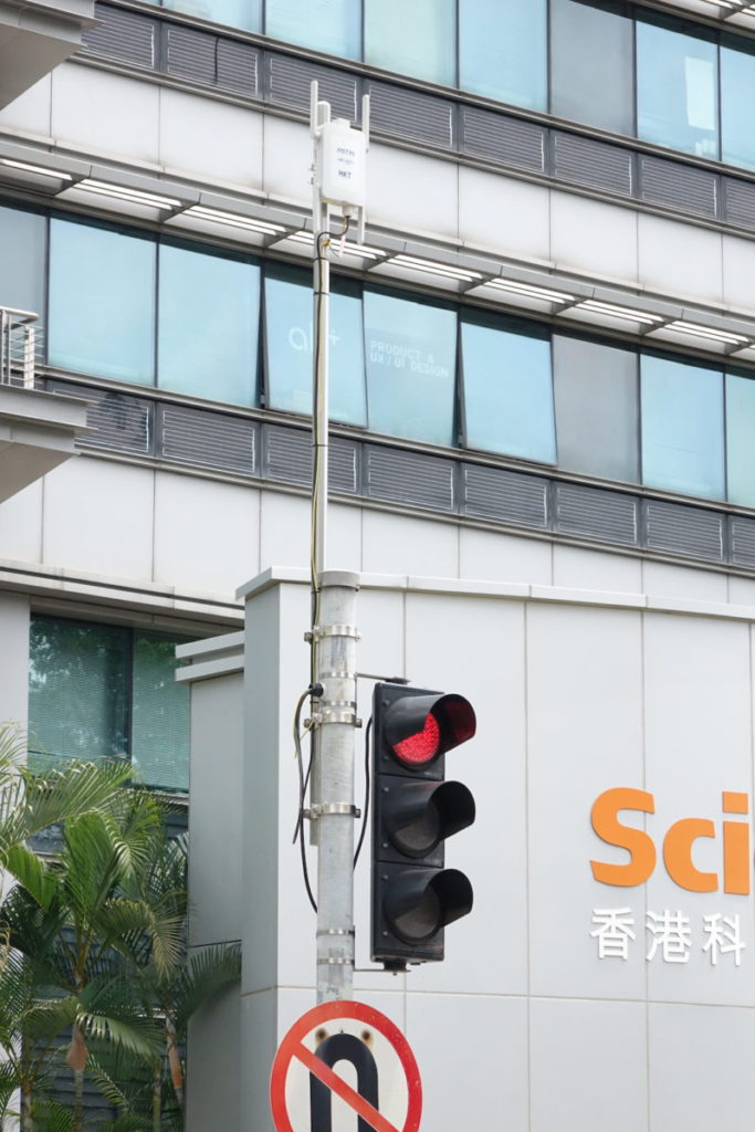 14 公里測試範圍的交通燈加裝香港電訊的路旁設備。如科學園路與創新路交界的交通燈。
