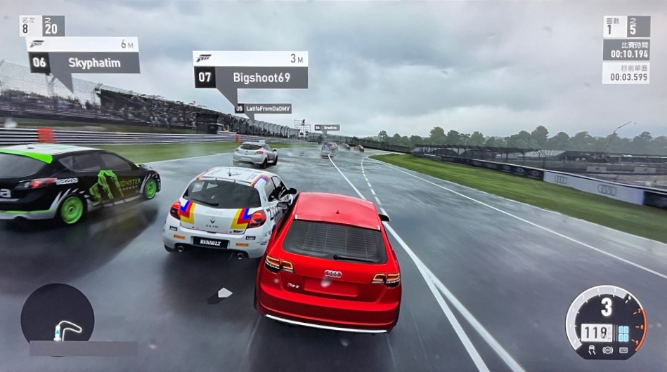 在《 Forza Horizon 4 》下，撞車時產生的低音定位相當清晰。