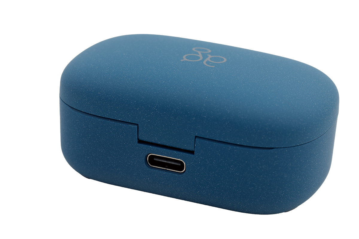 充電盒使用 USB-C 充電，可為 TWS08R 提供多 21 小電量。
