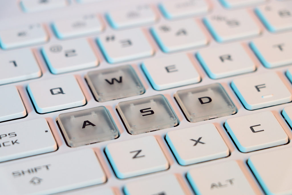 鍵盤上的WASD採用透明鍵帽，在RGB 背光時顯得特別型格。