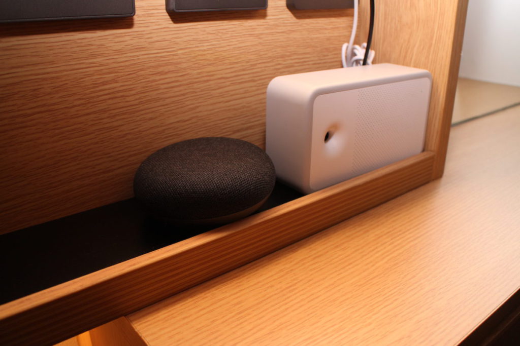 每房加裝 Google Home Mini 可用語音控制電器。