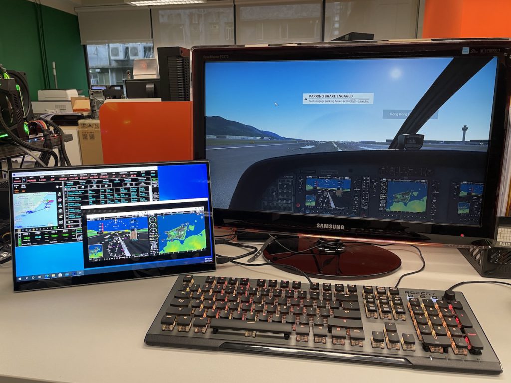 多配一個小屏幕，玩《 Flight Sim 》時可以將飛行計劃和飛機儀錶和 GPS 導航搬出來，方便得多（老實說，那小屏幕比主屏幕還要光亮鮮艷）。