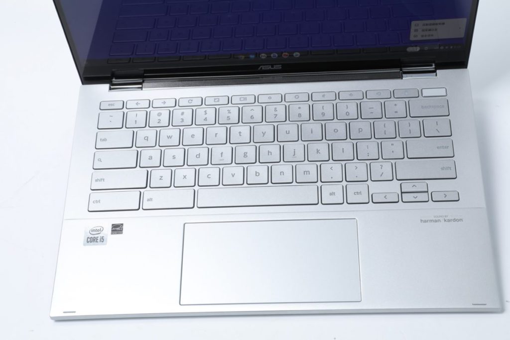 鍵程1.2mm的全尺寸背光鍵盤，打字觸感相當不錯。