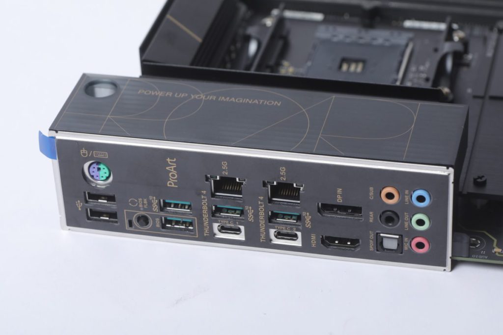 背板提供兩組Thunderbolt 4 USB Type-C，儼如Intel Z590主機板。