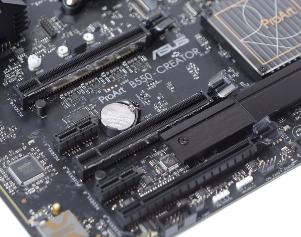 提供三組PCI-E x16插槽，可支援AMD CrossFireX功能。