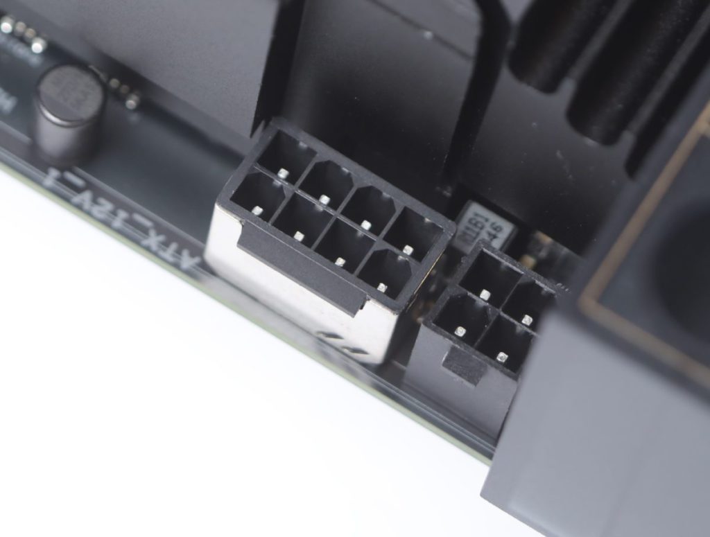 採用8+4-pin CPU供電，其中8-pin更是經過金屬加固的ProCool II Connector。