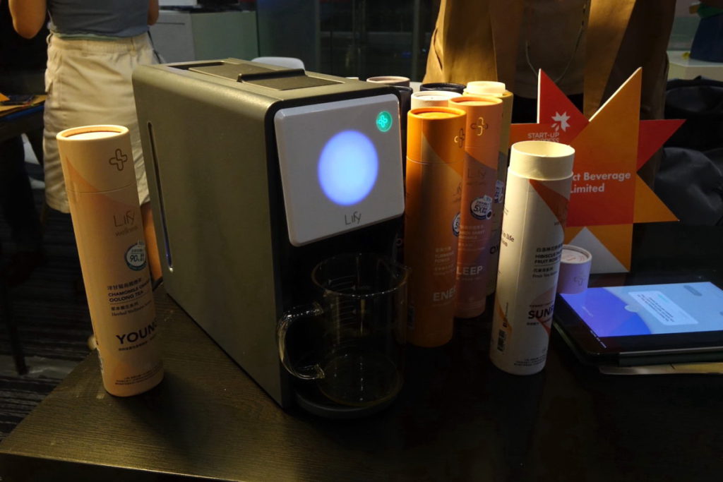 Contact Beverage 研發的智能茶飲沖泡機 Lify ， 1 分鐘之內沖泡草本養生茶。